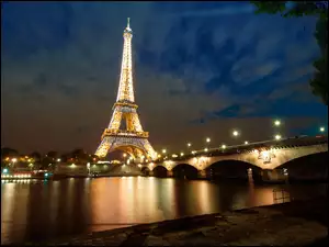 Paryska wieża Eiffla nocą
