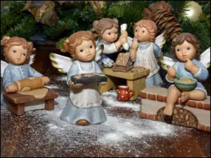 Figurki Aniołków podczas świątecznych wypieków