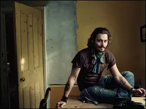 Aktor Johnny Depp w zanidbanym pomieszczeniu