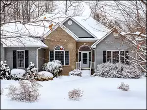 Domy i ogród przysypane śniegiem