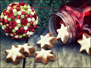 Dekoracja bożonarodzeniowa z gwiazdkowymi piernikami ze słoika i kulą kwiatową