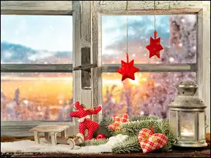 Lampion na oknie w świątecznej dekoracji