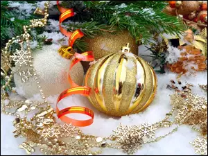 Bombki w świątecznej dekoracji z gałązką świerkową