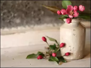 Stary stylowy wazon w pięknej dekoracji z czerwonymi kwiatkami