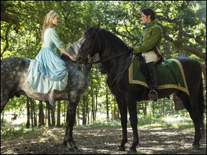 Kobieta i mężczyzna na konnej przejażdżce w lesie