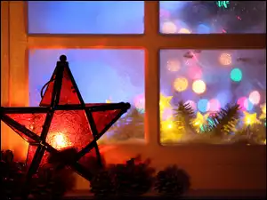 Gwieżdzisty lampion w świątecznym oknie