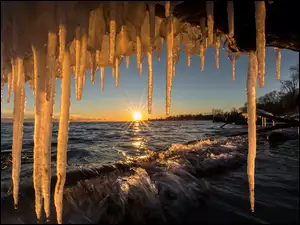 Wschód słońca nad jeziorem w Ontario i zwisające sople