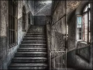 Korytarz i schody w starym zniszczonym domu