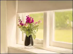 Okno z kwiatami w wazoniku