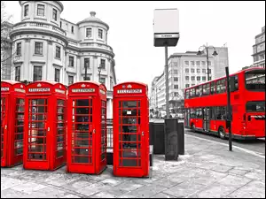 Czerwony autobus i budki telefoniczne w Londynie