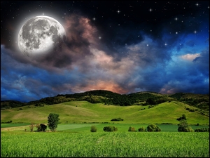 Grafika fantasy z ogromnym księżycem nad wzgórzami kryjącym się za chmury