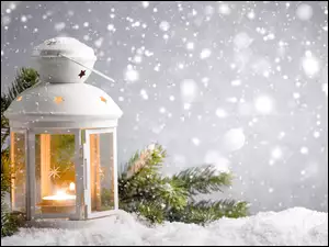 Dekoracyjny lampion na śniegu