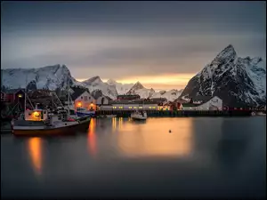 Kutry w norweskich Lofotach nocą