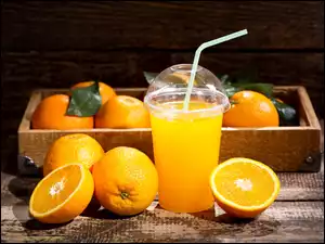 Pomarańcze i sok z nich w szklance