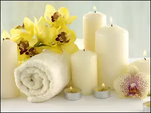 Dekoracja SPA z żółtych storczyków ręczników i świec