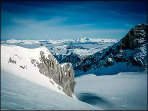 Alpiniści na szczycie ośnieżonej góry