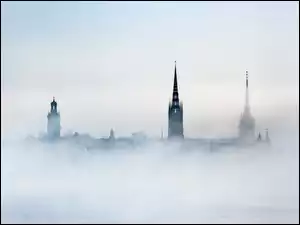 Kościół i wieże we mgle w Sztokholmie