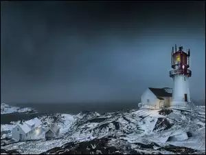 Latarnia morska na zimowym wybrzeżu