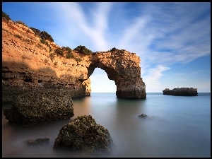 Wyłaniające się skały na morzu w Portugali