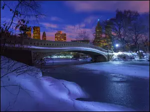 Most na oblodzonej rzece w nowojorskim Central Parku