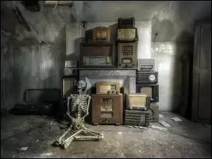 Szkielet człowieka oparty o stare radia