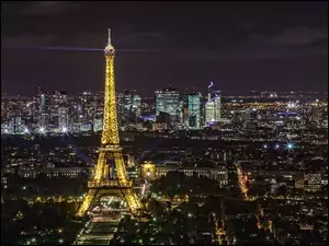 Panorama nocą na Wieżę Eiffla i Paryż z lotu ptaka