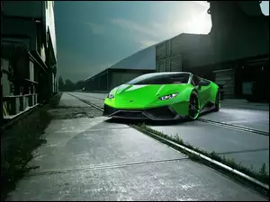 Zielony Lamborghini Huracan na szynach przy lokomotywie