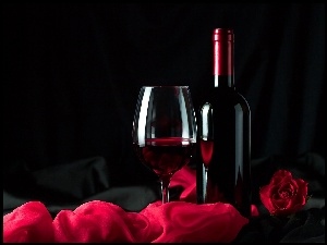 Kompozycja z winem i różą