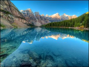 Jezioro Moraine otoczone górami i lasem w kanadyjskim Parku Narodowym Banff