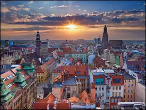 Panorama miasta Wrocław w świetle zachodzącego słońca