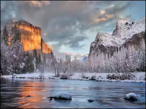 Zimowy krajobraz w Narodowym Parku Yosemite w Kaliforni