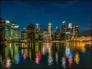 Oświetlone miasto Singapur odbija się w rzece nocą