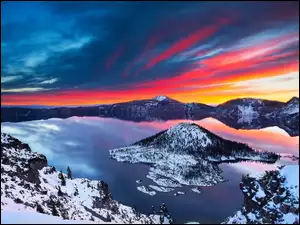 Jezioro na wyspie wulkanicznej w amerykańskim stanie Oregon