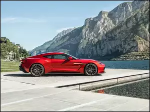 Samochód Aston Martin Vanquish stoi nad górskim jeziorem