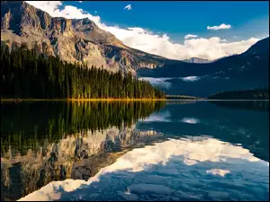 Jezioro Emerald Lake w kanadyjskim Parku Narodowym Yoho