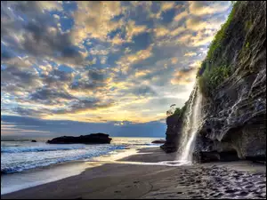 Plaża z Wodospadem u wybrzeży Indonezji na Bali
