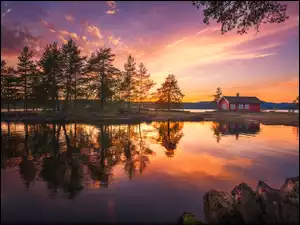 Domek i jezioro w Norwegii o zachodzie słońca
