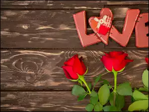 Czerwone róże z napisem Love na deskach
