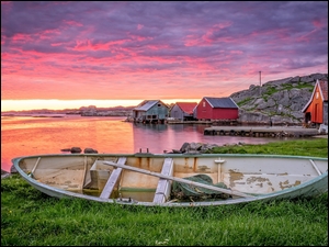 Łódka i domy przy brzegu rzeki w norweskim Rogaland