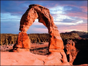 Łuk skalny Delicate Arch w Parku Narodowym Arches w amerykańskim stanie Utah
