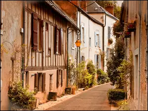 Domy przy wąskiej uliczce we Francji