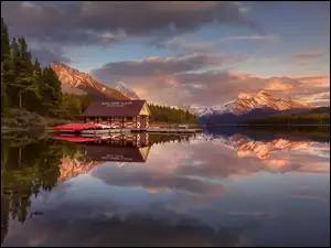Kanadyjski Park Narodowy Jasper z przystanią nad jeziorem Maligne