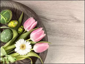 Wielkanocna dekoracja z wiązanką tulipanów i pisankami