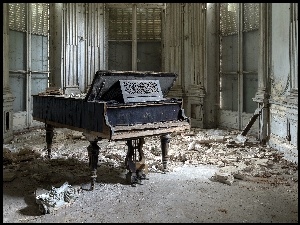 Stary fortepian w zniszczonej ruinie z gruzem