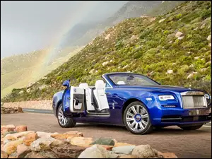 Samochód Rolls Royce Kabriolet stoi na górskiej drodze