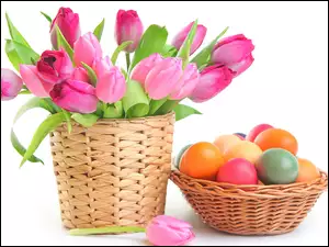 Kompozycja wielkanocna z różowymi tulipanami i pisankami w koszyczku