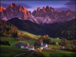 Domy i kościół w dolinie Val di Funes we włoskich Dolomitach