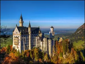 Zamek Neuschwanstein w bawarskiej miejscowości Schwangau w jesiennych barwach