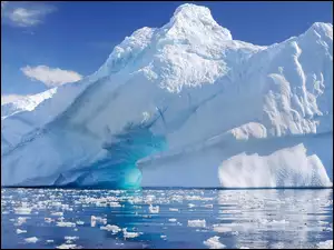 Góra lodowa na morzu w słońcu