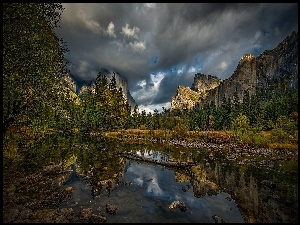 Widok na kalifornijski Park Narodowy Yosemite z rzeką otoczona górami i lasem